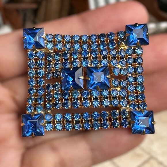 VTG Brooch Pin 1 7/8" Blue Crystals Gold Plate Tiered‎ Geometric MCM Art Deco - Picture 1 of 6
